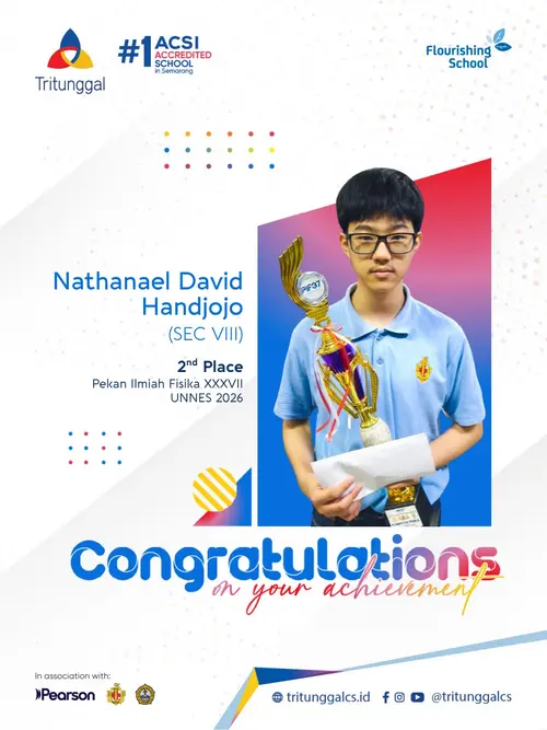 Nathanael David Handjojo memegang piala besar dan amplop penghargaan 2nd Place Pekan Ilmiah Fisika XXXVII UNNES 2026.