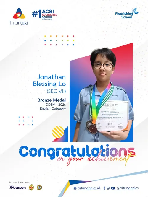 Jonathan Blessing Lo memegang sertifikat dan mengenakan medali perunggu COSMII 2026 English Category.