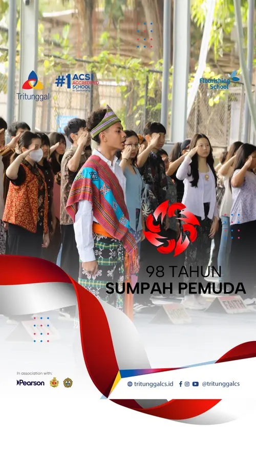 Siswa dan guru SMP Kristen Tritunggal mengenakan pakaian adat nusantara saat upacara peringatan Hari Sumpah Pemuda dan pertunjukan angklung.
